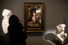 Une visiteuse admire le tableau "Leda et le cygne" lors de la rétrospective consacrée à Léonard de Vinci, le 22 octobre 2019 au Musée du Louvre, à Paris