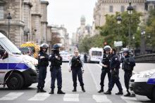Des policiers bloquent le passage aux abords de la préfecture de police de Paris, le 3 octobre 2019