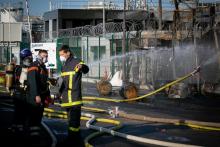 Des pompiers intervenant sur site pour décontaminer l'usine chimique de Lubrizol ravagée par un incendie à Rouen en septembre 2019