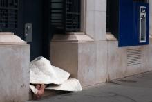 Un sans-abri dort dans un porche parisien le 7 mai 2019