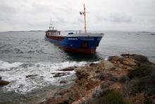 Le cargo "Rhodanus" échoué près des plages de Cala Longa, en Corse, le 13 octobre 2019