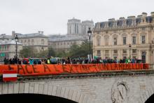Les militants d'Exctinction Rebellion lundi 7 octobre 2019 au Pont au Change à Paris