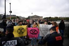 Des activistes du groupe Extinction Rebellion le 12 octobre 2019 devant l'Assemblée Nationale à Paris