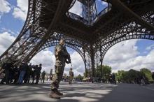 Des légionnaires de l'opération sentinelle en faction sous la tour Eiffel à Paris, le 20 mai 2017