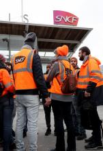 Des salariés de la SNCF en grève au technicentre TGV de Chatillon, le 29 octobre, 2019
