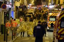 Policiers et secouristes dans une rue proche du Bataclan, le 14 novembre 2015 à Paris