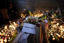 Gerbes et bougies d'hommages déposées devant la "Belle Equipe", au lendemain des attentats du 13 novembre 2015 à Paris