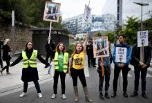 Manifestation de soutien aux huit militants écologistes jugés pour vol pour avoir décroché des portraits du président de la République, à l'occasion de leur procès le 11 septembre 2019 à Paris