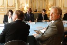 Le président de la CFE-CGC François Hommeril (D) lors d'une réunion à Matignon, le 6 septembre 2019 à Paris