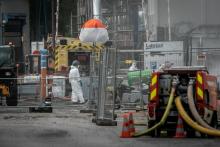 Des enquêteurs sur le site de l'usine chimique de Lubrizol à Rouen, ravagée par un incendie le 26 septembre 2019