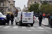 Un véhicule de police s'achemine, le 3 octobre 2019, vers la préfecture de Paris où un employé de la Direction du renseignement a poignardé à mort quatre de ses collègues avant d'être tué