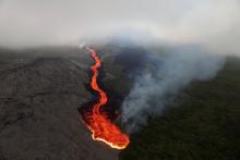 Coulée de lave lors d'une nouvelle éruption du volcan de La Réunion, le Piton de la Fournaise, le 25 octobre 2019