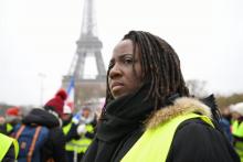 Priscillia Ludosky, l'une des initiatrices du mouvement des "gilets jaunes", devant la Tour Eiffel à Paris, pendant une manifestation des femmes "gilets jaunes", le 20 janvier 2019