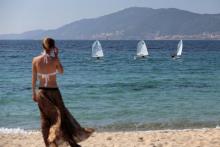 Une jeune femme à la plage en Corse.
