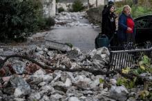 Des habitants du Teil (Ardèche) inspectent le 12 novembre 2019 les dégâts causés par le séisme de la veille