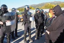 Des indépendantistes catalans face à des policiers pendant le blocage d'une autoroute entre la France et l'Espagne, le 12 novembre 2019 à La Jonquère, en Espagne