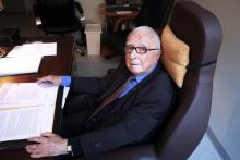 Le Pr Louis Lareng, décédé le 3 novembre 2019 à l'âge de 96 ans, pose dans son bureau à Toulouse, en juin 2016