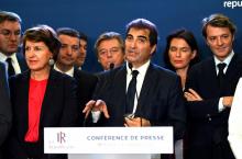 Le président des Republicains (LR) Christian Jacob entouré d'autres membres du parti dont François Baroin (d) lors d'une réunion à Paris, le 23 octobre 2019