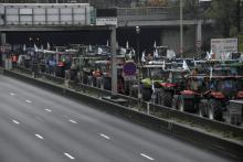 Des agriculteurs bloquent l'autoroute A47 près de Lyon, le 21 février 2018