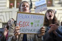 Des activistes devant le siège d'Amazon à Clichy (Hauts-de-Seine) le 29 novembre 2019 à l'occasion du "Black Friday"