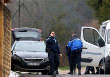Des gendarmes fouillent la propriété du tueur en série Michel Fourniret le 17 décembre 2018 à Floing, dans le nord de la France