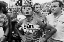 Raymond Poulidor, épuisé à l'arrivée de la 20e étape du Tour de France, le 16 juillet 1976 à Tulle