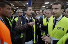 Le président Emmanuel Macron et François Ruffin (d) député de La France Insoumise, lors de la visite de l'usine Whirlpool à Amiens le 3 octobre 2017