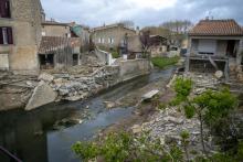 Les dégâts des inondations encore bien visibles à Villegailhenc, dans l'Aude, le 4 avril 2019