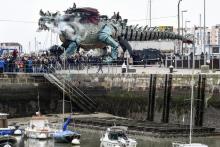 Le dragon de Calais, conçu par la compagnie artistique "La Machine", parade le 1er novembre 2019 à Calais