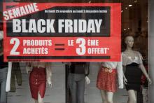 La vitrine d'une boutique à Caen, le 27 novembre 2019, veille des promotions du "Black Friday"