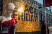 Annonce de la journée de promotions "Black Friday" sur la vitrine d'un magasin à Paris, le 23 novembre 2018