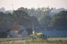 Un agriculteur pulvérise un herbicide à Saint-Germain-sur-Sarthe, dans le nord-ouest de la France, au lever du soleil le 16 septembre 2019