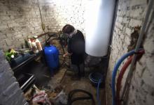 Une habitante de Sains-lès-Marquion (nord) montre l'installation dont elle dispose pour puiser de l'eau de la nappe phréatique, le 4 novembre 2019