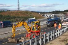 Des obstacles sont retirés le 12 novembre 2019 de la chaussée sur l'autoroute A9 après que les forces de l'ordre ont délogé les indépendantistes catalans qui le bloquaient depuis lundi