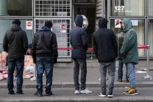 Des réfugiés devant la "plate-forme d'accueil des réfugiés" de France Terre d'Asile à Paris en janvier 2017