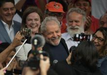 L'ancien président de la République du Brésil Luiz Inacio Lula da Silva à sa sortie de prison, à Curitiba, le 8 novembre 2019