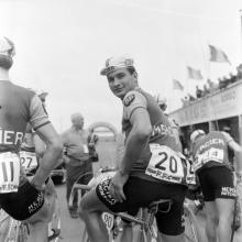 Raymond Poulidor, ici lors d'une course en juin 1960, est décédé mercredi dernier à l'âge de 83 ans