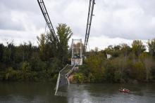 Les sauveteurs sur le pont suspendu, à Mirepoix-sur-Tarn, près de Toulouse, le 18 novembre 2019