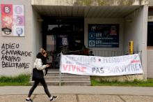 Une banderole dénonçant la précarité étudiante est accrochée le 18 novembre 2019 devant l'entrée de l'université Bordeaux Montaigne