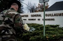 Un soldat rend hommage aux soldats morts au Mali, devant la caserne du 4e régiment de chasseurs à Gap, auquel appartenaient quatre des victimes, le 27 novembre 2019