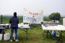 Une opposante à Europacity photographiée le 19 mai 2019 en train de faire la vaisselle sur une table pliante