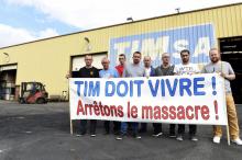 Des employés de TIM devant leur usine, le 20 juillet 2017, près de Dunkerque.