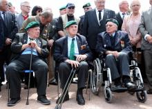 Les anciens combattants du commando Kieffer Jean Morel (à droite), Léon Gautier (centre) et René Rossey, en juin 2014 à Ouistreham, en Normandie, lors du 70e anniversaire du débarquement