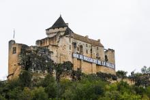 Banderole de protestation sur le château de Beynac le 2 novembre 2018