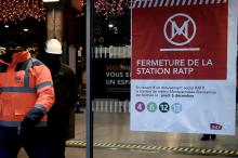 Panneau indiquant la fermeture de la station, le 5 décembre 2019 à la gare Montparnasse