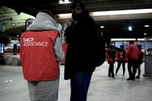 Un agent de la SNCF informe un passager, à la gare de Montparnasse, à Paris, le 5 décembre 2019