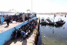 Des migrants sur le port de Tripoli en 2016 après que des garde-côtes libyens eurent récupéré 115 d'entre eux alors que leur embarcation sombrait