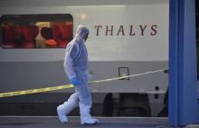 Des enquêteurs examinent en gare d'Arras la rame Thalys, cible d'un attentat le 21 août 2015