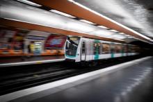 Un métro entre en station sur la ligne 9 à Paris