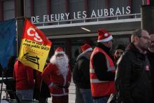 Les employés grévistes de la SNCF organisent un banquet de Noël devant la gare Les Aubrais, le 23 décembre 2019
